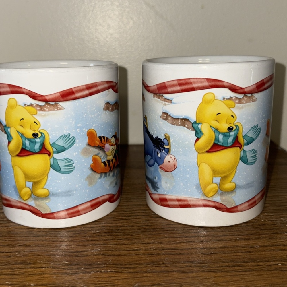 Vintage 2005 Winnie The Pooh Tin with 2 Mugs - Picture 8 of 11